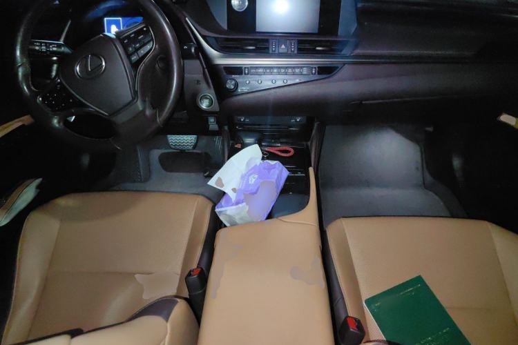Used Lexus ES 2018 200 Excellence Edition China VI Standard Center Console