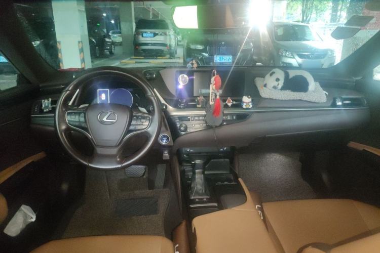 Used Lexus ES 2018 300h Premier Edition China V Standard Center Console