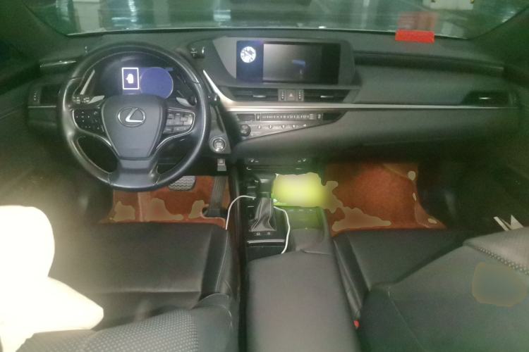 Used Lexus ES 2018 260 Excellence Edition China V Standard Center Console
