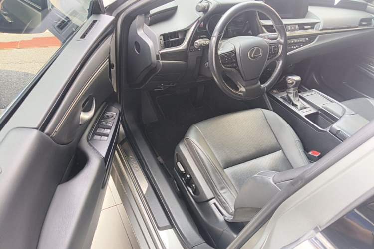 Used Lexus ES 2018 300h Premier Edition China VI Standard Driver Seat