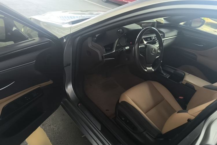 Used Lexus ES 2018 200 Excellence Edition China V Standard Driver Seat