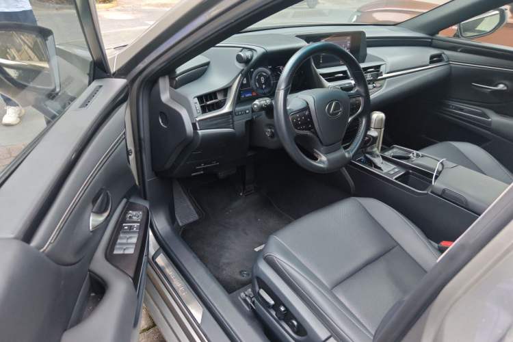 Used Lexus ES 2018 300h Premier Edition China V Standard Driver Seat