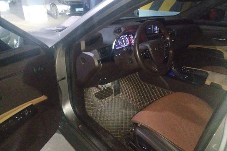 Used Lexus ES 2018 200 Excellence Edition China VI Standard Driver Seat