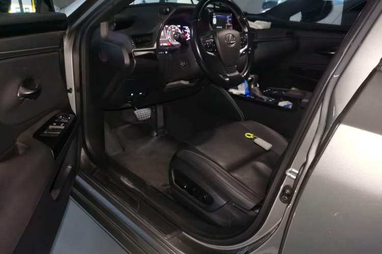Used Lexus ES 2018 200 Excellence Edition China V Standard Driver Seat