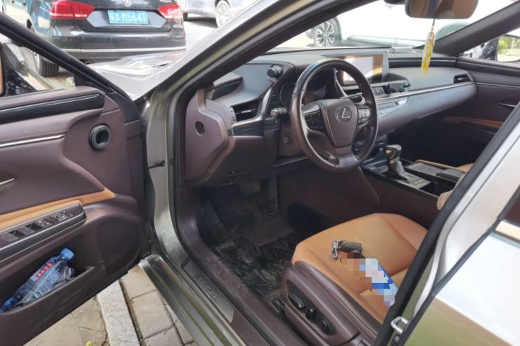 Used Lexus ES 2018 300h Premier Edition China VI Standard Driver Seat