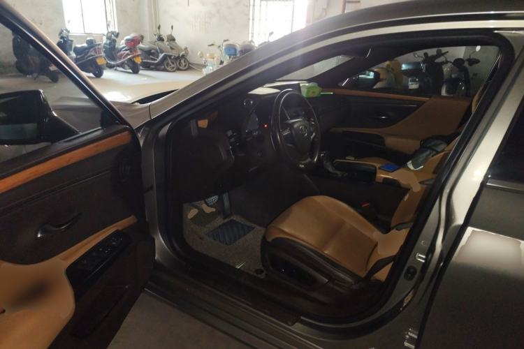 Used Lexus ES 2018 300h Premier Edition China VI Standard Driver Seat