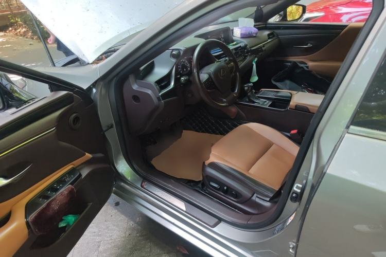 Used Lexus ES 2018 300h Premier Edition China V Standard Driver Seat