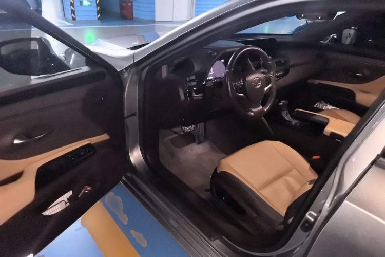 Used Lexus ES 2018 200 Excellence Edition China VI Standard Driver Seat