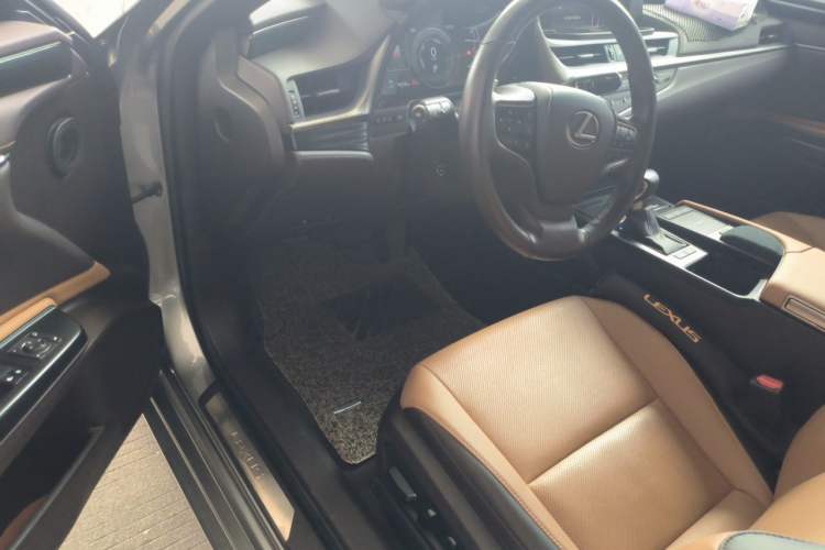 Used Lexus ES 2018 300h Premier Edition China VI Standard Driver Seat