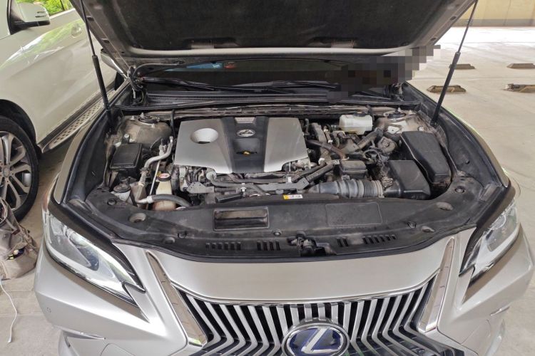 Used Lexus ES 2018 300h Premier Edition China V Standard Engine Bay