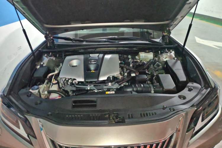 Used Lexus ES 2018 300h Executive Version China V Standard Engine Bay