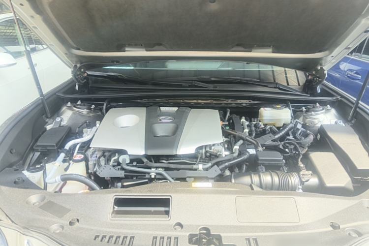 Used Lexus ES 2018 300h Premier Edition China VI Standard Engine Bay