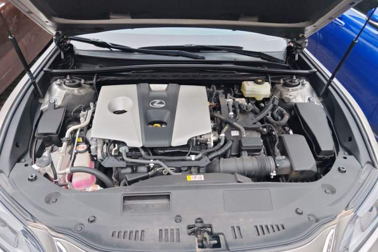 Used Lexus ES 2018 300h Premier Edition China V Standard Engine Bay