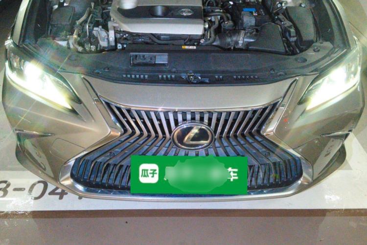 Used Lexus ES 2018 200 Excellence Edition China VI Standard Engine Bay