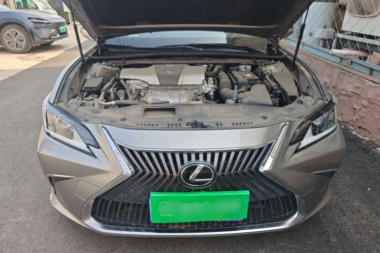 Used Lexus ES 2018 200 Excellence Edition China VI Standard Engine Bay