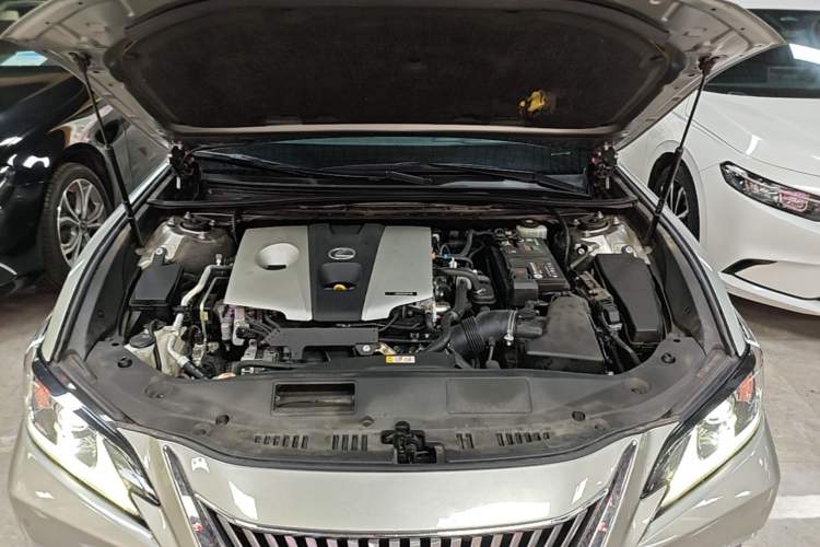 Used Lexus ES 2018 260 Excellence Edition China VI Standard Engine Bay