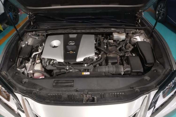 Used Lexus ES 2018 300h Premier Edition China V Standard Engine Bay