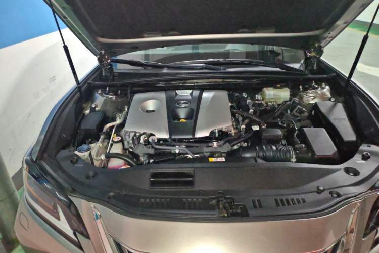 Used Lexus ES 2018 300h Executive Version China V Standard Engine Bay Right