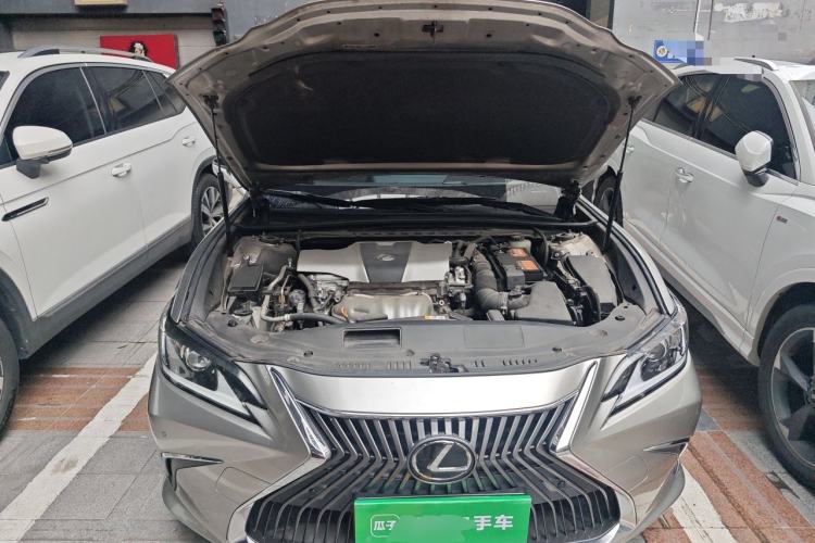 Used Lexus ES 2018 200 Excellence Edition China VI Standard Engine Bay