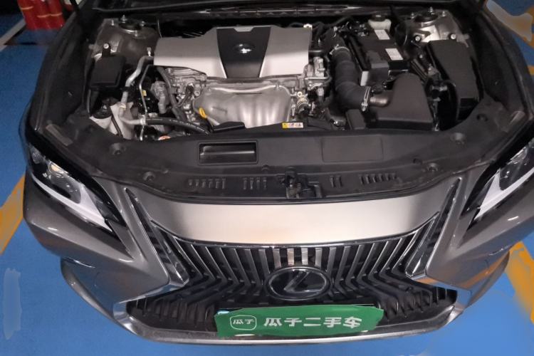Used Lexus ES 2018 200 Excellence Edition China VI Standard Engine Bay