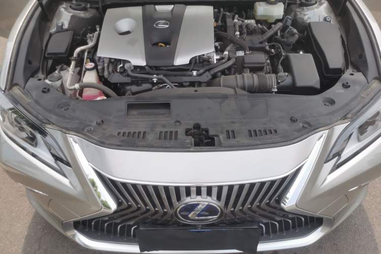 Used Lexus ES 2018 300h Premier Edition China VI Standard Engine Bay