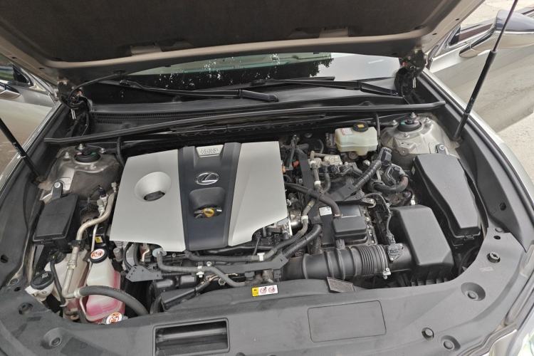 Used Lexus ES 2018 300h Premier Edition China VI Standard Engine Bay