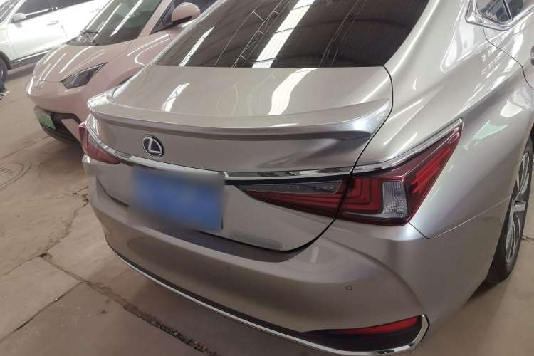 Used Lexus ES 2018 300h Premier Edition China V Standard Exterior 4