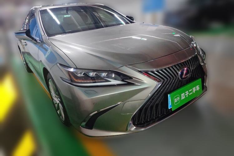 Used Lexus ES 2018 300h Executive Version China V Standard Front Right 45 Deg