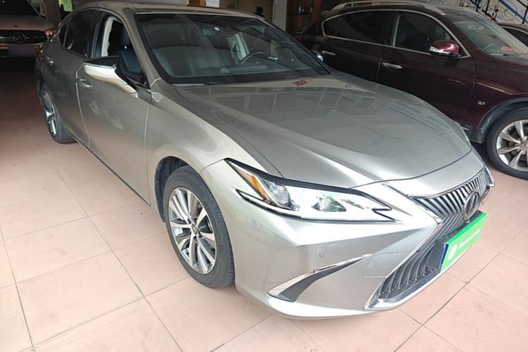 Used Lexus ES 2018 260 Excellence Edition China VI Standard Front Right 45 Deg