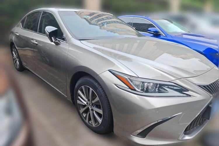 Used Lexus ES 2018 300h Premier Edition China V Standard Front Right 45 Deg