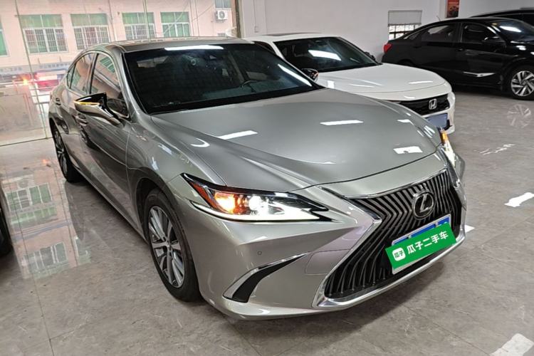 Used Lexus ES 2018 260 Excellence Edition China VI Standard Front Right 45 Deg