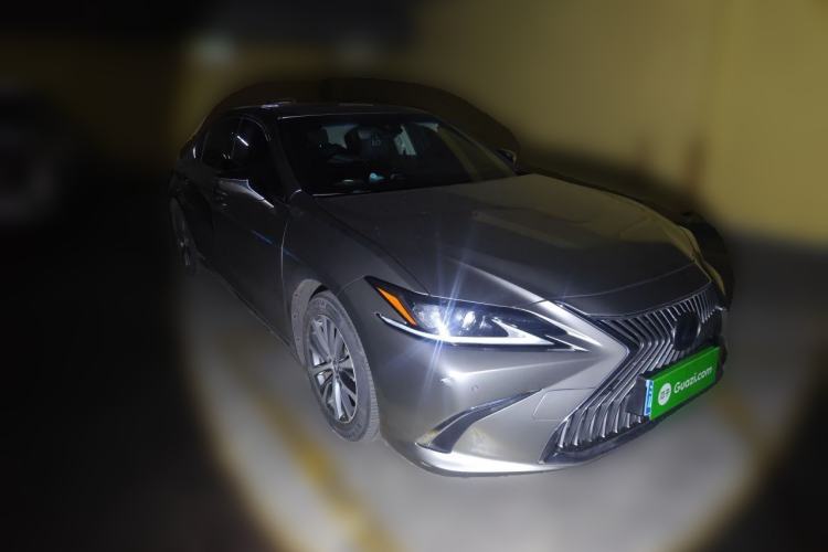 Used Lexus ES 2018 300h Premier Edition China V Standard Front Right 45 Deg