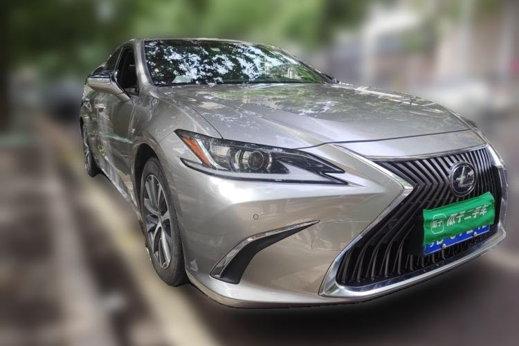 Used Lexus ES 2018 300h Premier Edition China V Standard Front Right 45 Deg