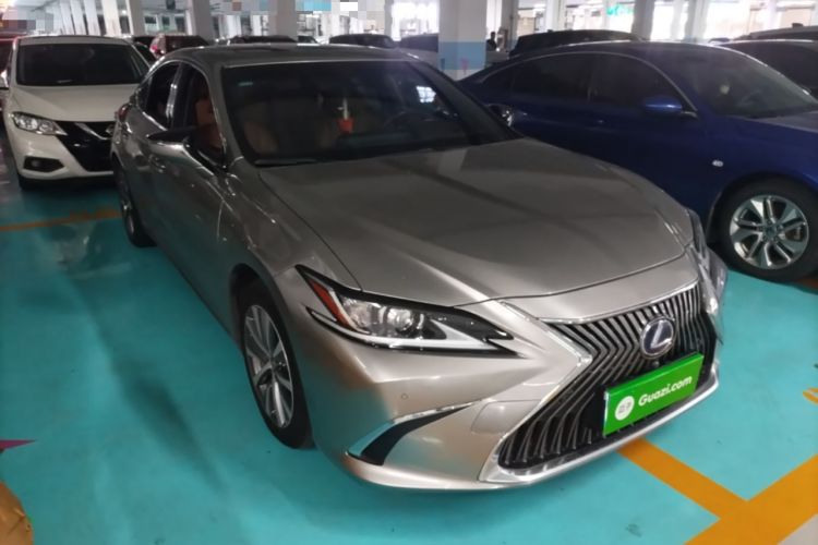 Used Lexus ES 2018 300h Premier Edition China V Standard Front Right 45 Deg