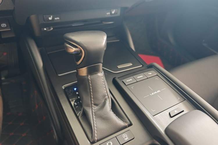Used Lexus ES 2018 260 Excellence Edition China VI Standard Gear Lever