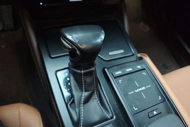 Used Lexus ES 2018 300h Premier Edition China VI Standard Gear Lever