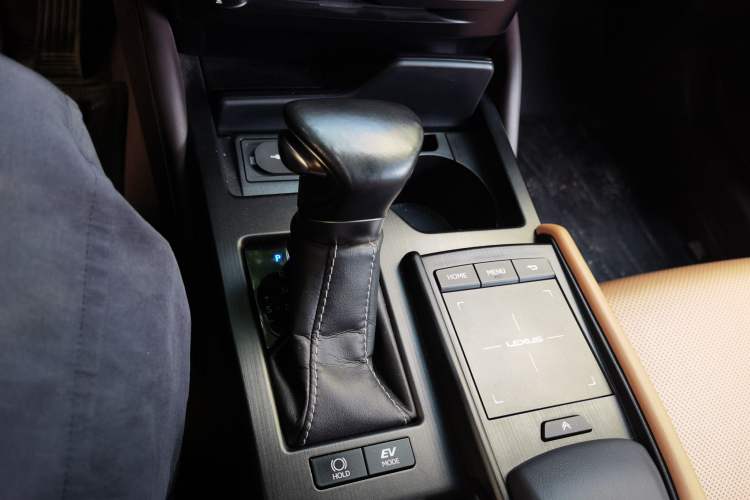 Used Lexus ES 2018 300h Premier Edition China VI Standard Gear Lever