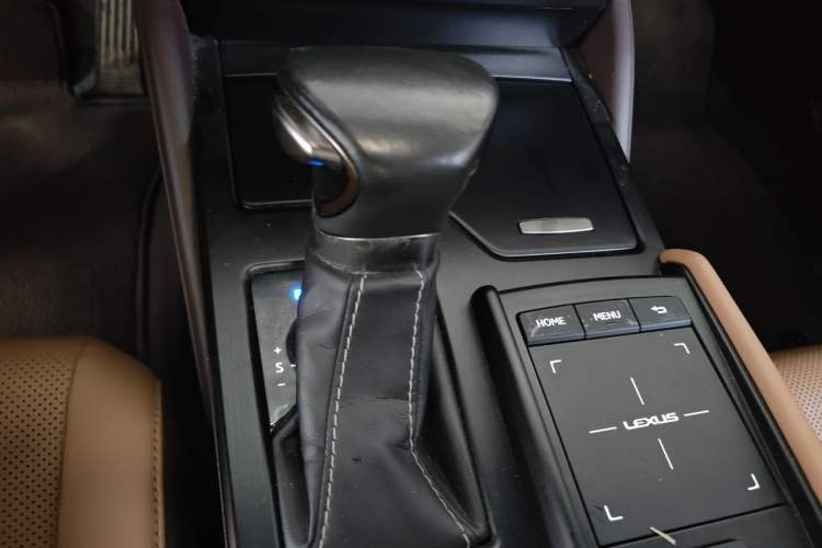 Used Lexus ES 2018 300h Premier Edition China VI Standard Gear Lever