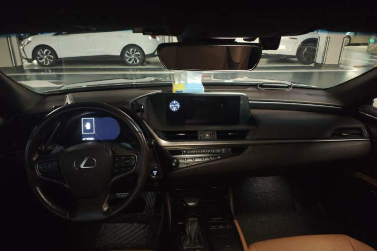 Used Lexus ES 2018 300h Premier Edition China V Standard Headliner