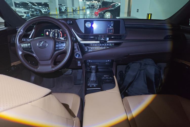 Used Lexus ES 2018 300h Premier Edition China V Standard Interior 2