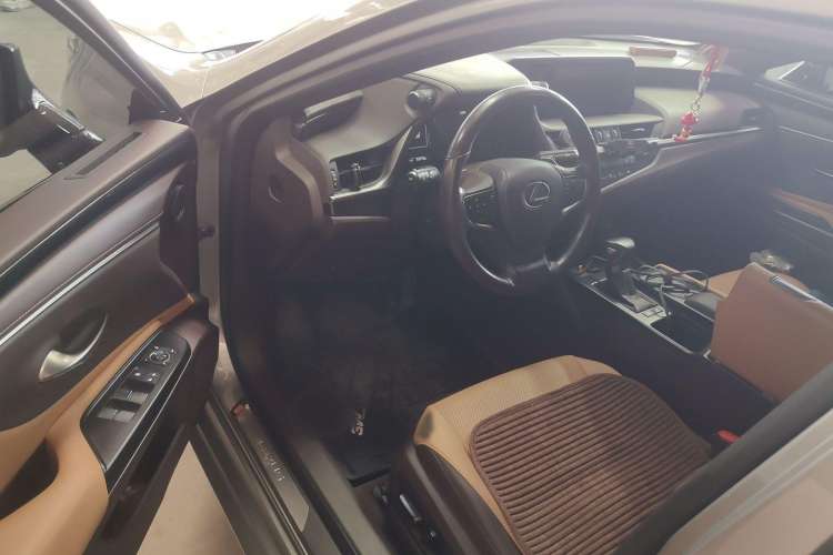 Used Lexus ES 2018 300h Premier Edition China V Standard Interior 2