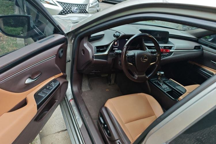 Used Lexus ES 2018 300h Premier Edition China VI Standard Interior 3