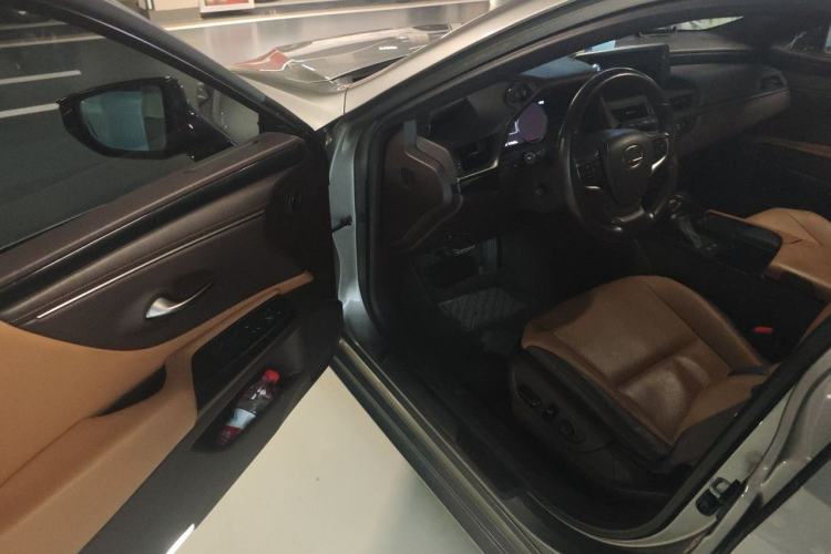 Used Lexus ES 2018 300h Premier Edition China V Standard Interior 3