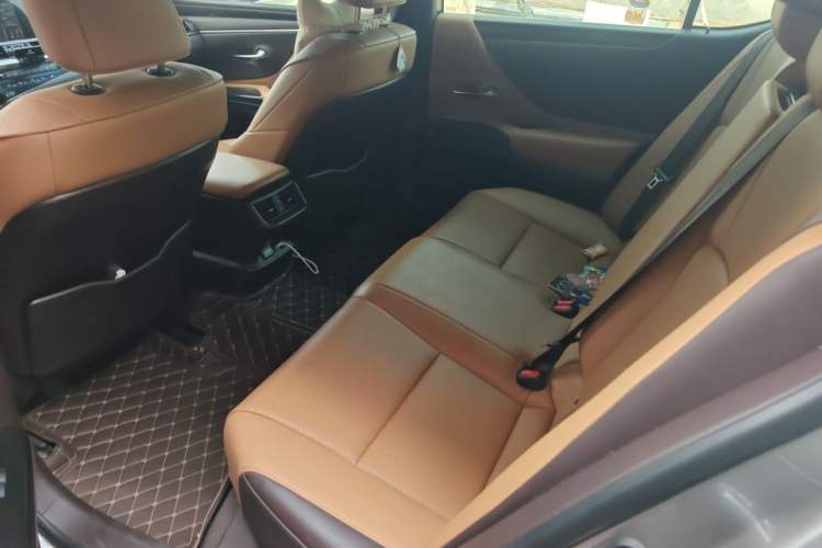 Used Lexus ES 2018 200 Excellence Edition China VI Standard Interior 4