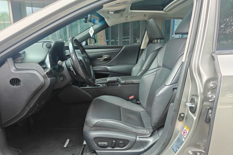 Used Lexus ES 2018 300h Premier Edition China VI Standard Interior 8
