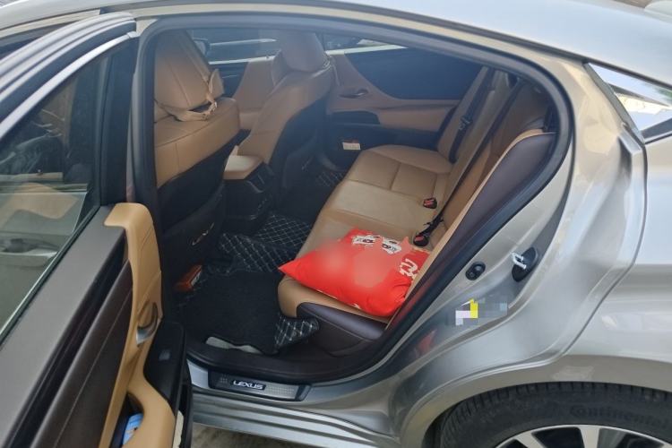 Used Lexus ES 2018 200 Excellence Edition China V Standard Left Rear Seat