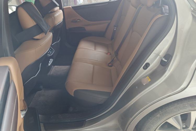 Used Lexus ES 2018 300h Premier Edition China VI Standard Left Rear Seat