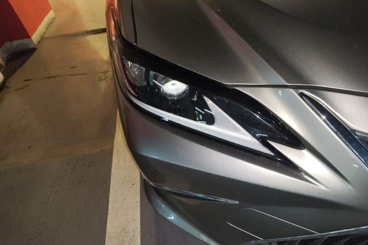 Used Lexus ES 2018 260 Excellence Edition China V Standard Right Front Headlight
