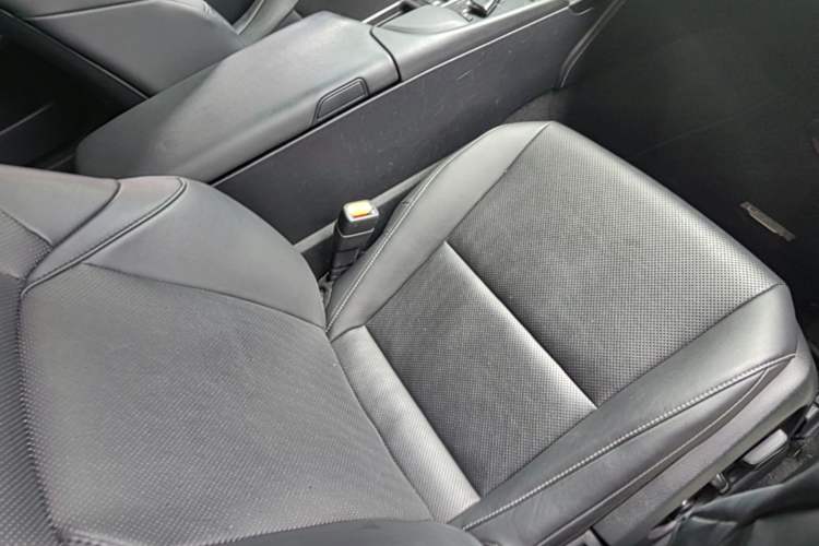 Used Lexus ES 2018 300h Premier Edition China VI Standard Right Front Seat