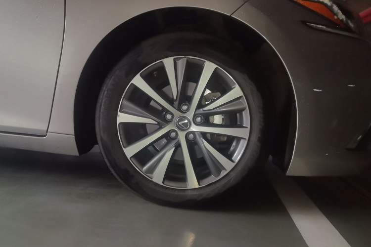 Used Lexus ES 2018 260 Excellence Edition China V Standard Right Front Wheel Hub